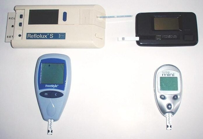 Quatre lecteurs de glycémie de générations différentes (1991 à 2004)