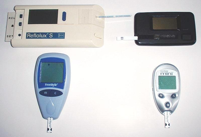 Quatre lecteurs de glycémie de générations différentes (1991 à 2004)