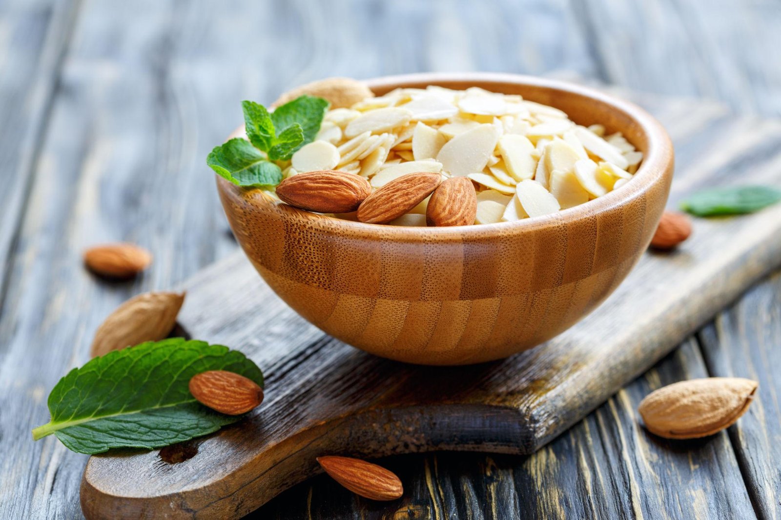 Amandes entières et coupées, source naturelle de vitamine E