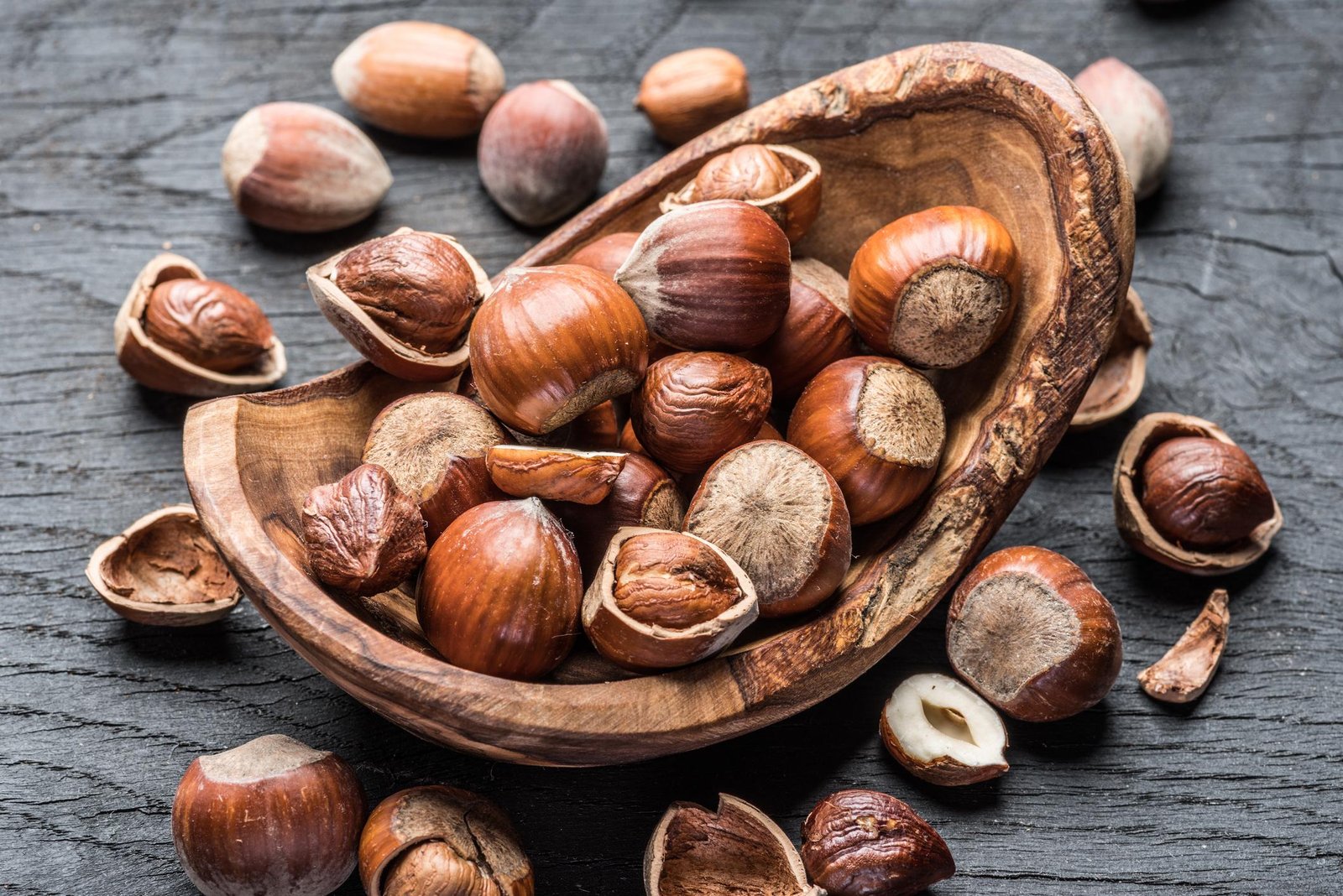 Noisettes entières et décortiquées, riches en vitamine E